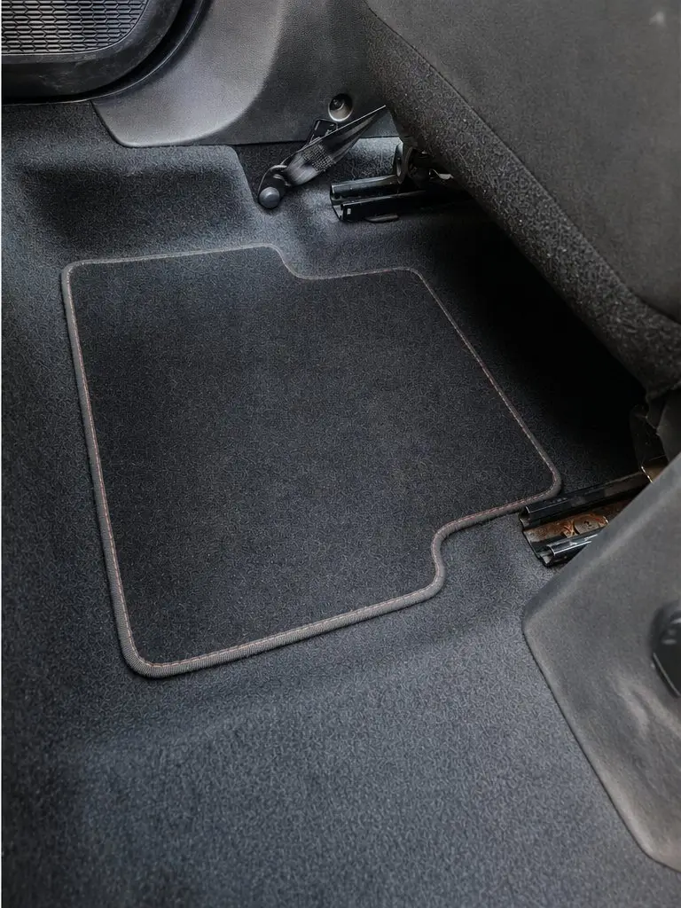 Tapis de sol de voiture avant et après nettoyage — après